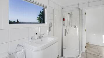 Doccia, asciugacapelli, asciugamani, sapone