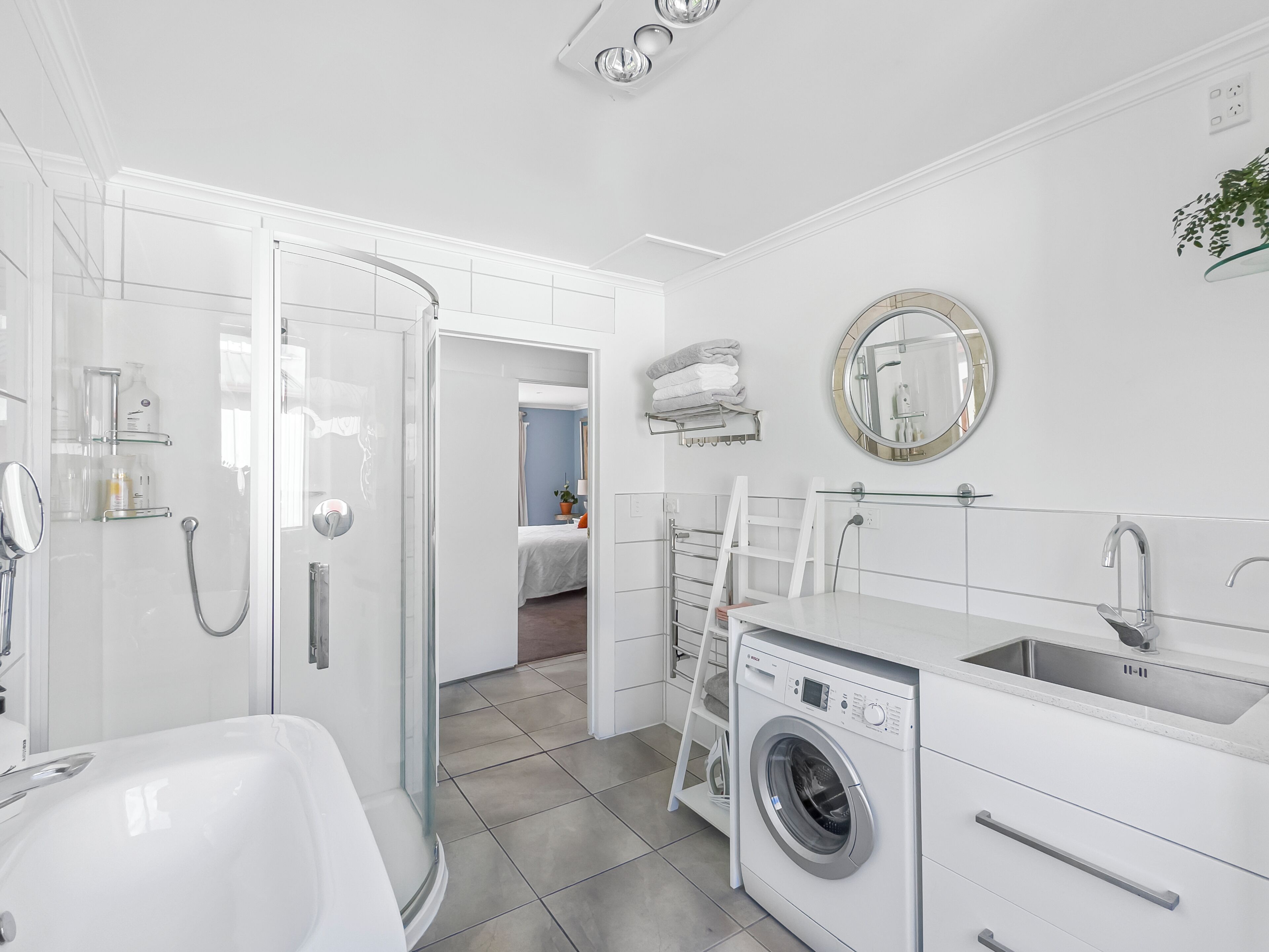 Dusj, hårføner, håndklær og såpe