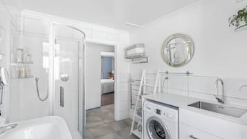 Dusj, hårføner, håndklær og såpe