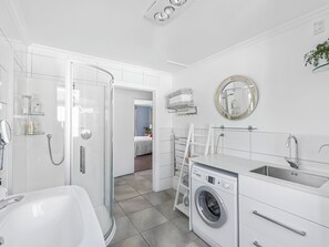 Suihku, hiustenkuivaaja, pyyhkeet, saippua