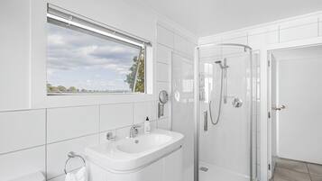 Chuveiro, secador de cabelo, toalhas de banho, sabonete