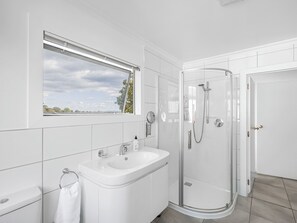 Chuveiro, secador de cabelo, toalhas de banho, sabonete