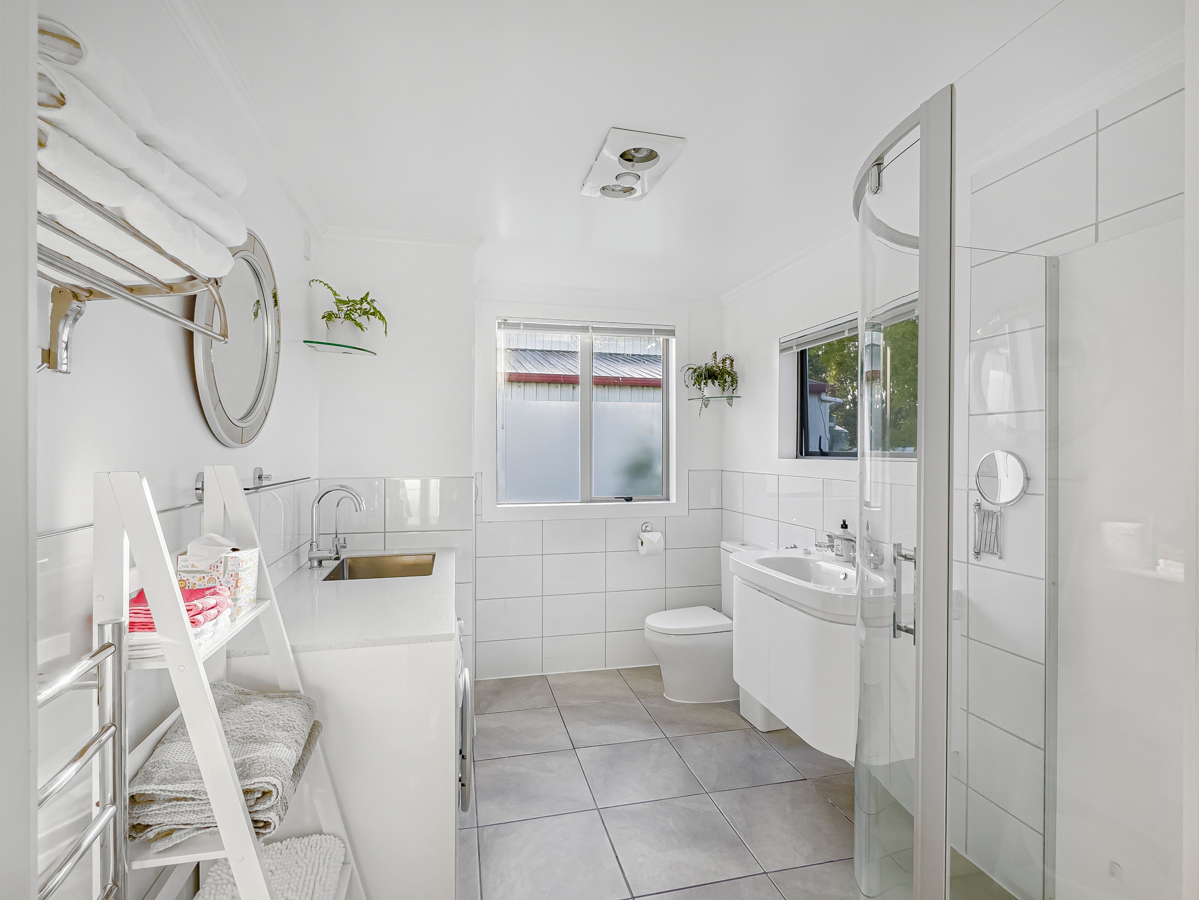 Een douche, een haardroger, handdoeken, zeep