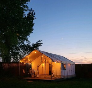 Terrace/patio - Daisy Glamping Tent with WiFi in charming Paonia- 2 XL DBL beds (Paonia)