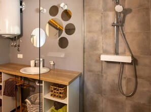 Ferienhaus (Two Bedroom House with Pool) | Badezimmer | Dusche, Handtücher