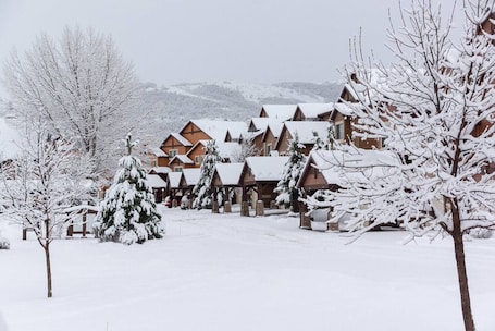 Exterior. Condo Near Snowbasin, 2/2