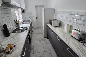 House | Private kitchen | Fridge, microwave, oven, stovetop - 4 Bed-sleeps 9-private Garden-free Parking (Birmingham)