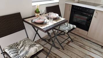 Apartment, 1 Bedroom, Smoking | Dining