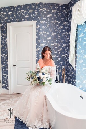 Secadora de cabello, toallas, jabón, papel de baño