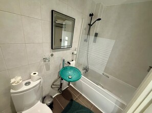 Een haardroger, handdoeken, zeep, toiletpapier