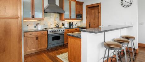 Frigorífic, microones, forn i placa de cuina