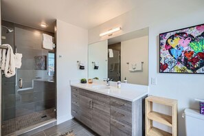 Haartrockner, Handtücher, Seife, Toilettenpapier
