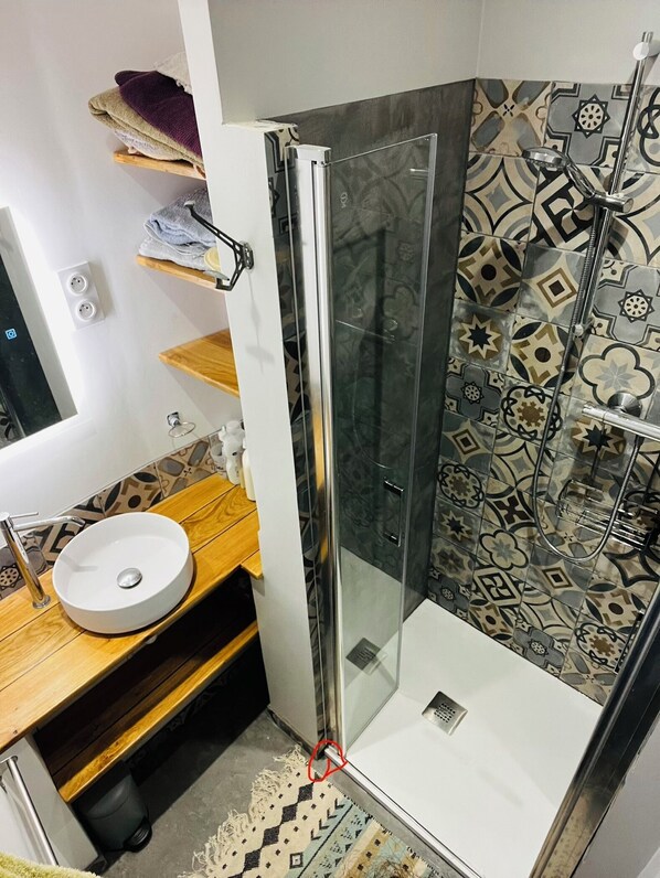 Shower, hair dryer, towels, soap - Cosy retro house - Pornic - 2 bedrooms (Pornic)