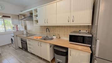 Een koelkast, een microgolfoven, een oven, een kookplaat