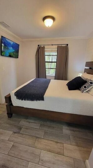 1 bedroom, in-room safe, iron/ironing board, free WiFi