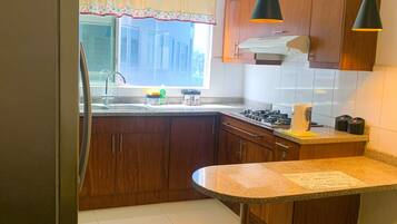 Fridge, microwave, dishwasher, coffee/tea maker