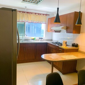 Een koelkast, een microgolfoven, een vaatwasser