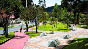 A paved path with a bicycle lane, surrounded by trees and grass. - 2 bedroom apartment in cuenca (Cuenca)