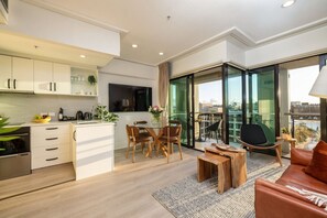 TV - Harbourfront Elegance with Carpark (Auckland)