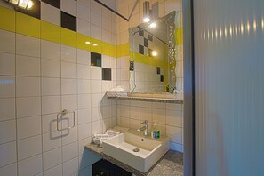 Douche, sèche-cheveux, serviettes fournies, savon