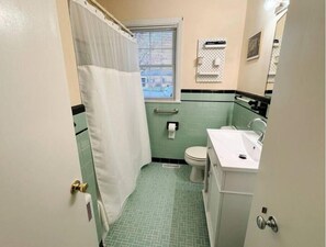 Shower, hair dryer, towels, soap - Welcoming 3bd/2ba near Averett (Danville)
