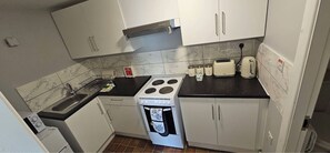 Mikrowelle, Ofen, Toaster, Esstisch