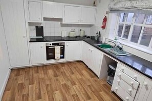Microwave, oven, stovetop, cookware/dishes/utensils - Spacious Duplex Apartment • 5 Bedrooms • Kitchen • Free Wi-Fi • Pet-Friendly (Mold)
