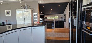 Refrigerador, microondas, horno y lavavajillas