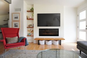 Smart TV, fireplace