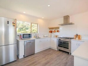 Micro-ondes, four, plaque de cuisson, lave-vaisselle