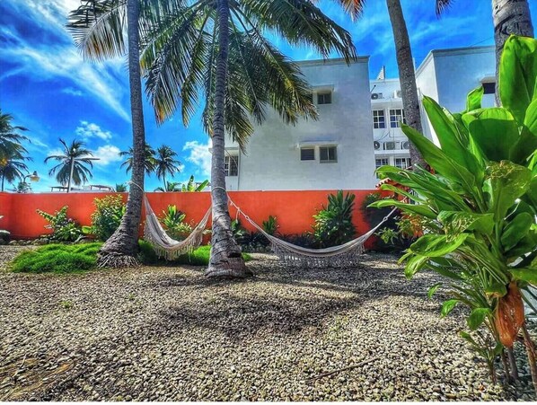 المنطقة المحيطة بالمنشأة