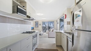 Microondas, horno, placa de cocina y lavavajillas