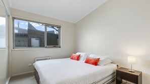 2 chambres, fer et planche à repasser