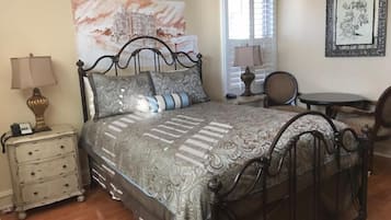 Deluxe Room, 1 Queen Bed, Non Smoking, Private Bathroom | Desk, free WiFi