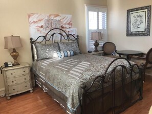 Deluxe Room, 1 Queen Bed, Non Smoking, Private Bathroom | Desk, free WiFi