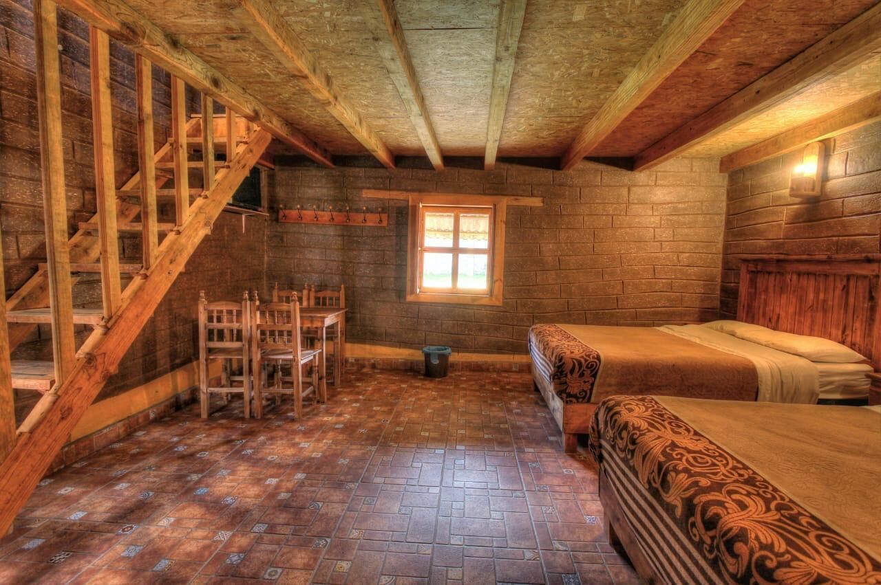 Kolmen hengen huone | Kannettavalle tietokoneelle sopiva työtila, ilmainen Wi-Fi