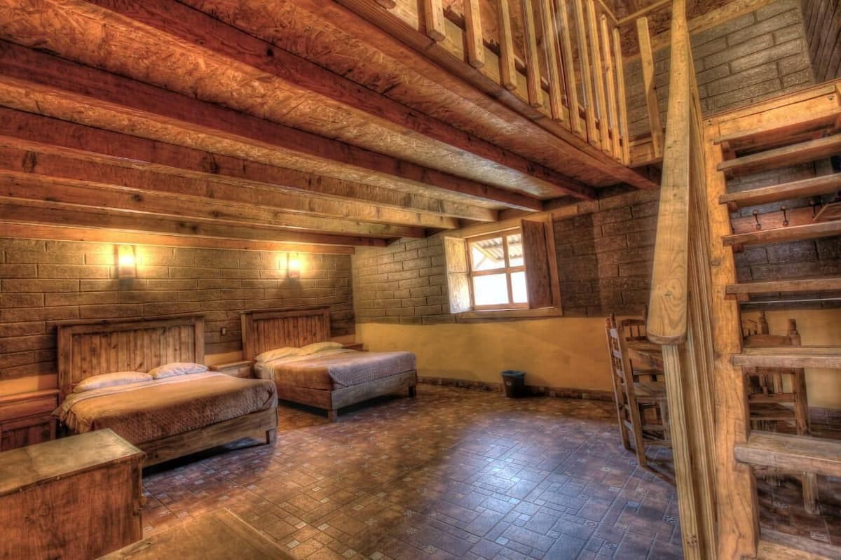 Habitación cuádruple | Espacio para trabajar con un portátil y wifi gratis