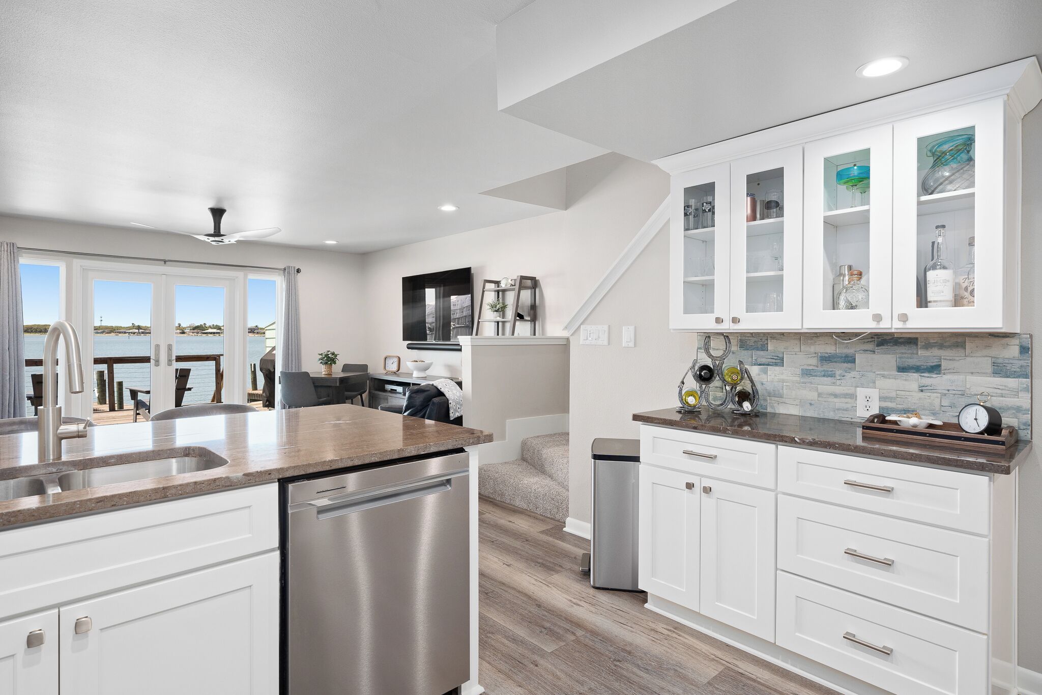 ثلاجة، ميكروويف، فرن، موقد طهي مسطح