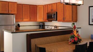 Geladeira, micro-ondas, cooktop, lava-louças