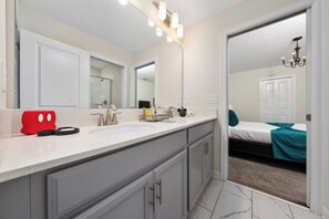 Secador de pelo, toallas, jabón y papel higiénico