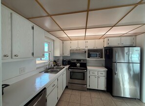 Jääkaappi, mikroaaltouuni, uuni, liesi