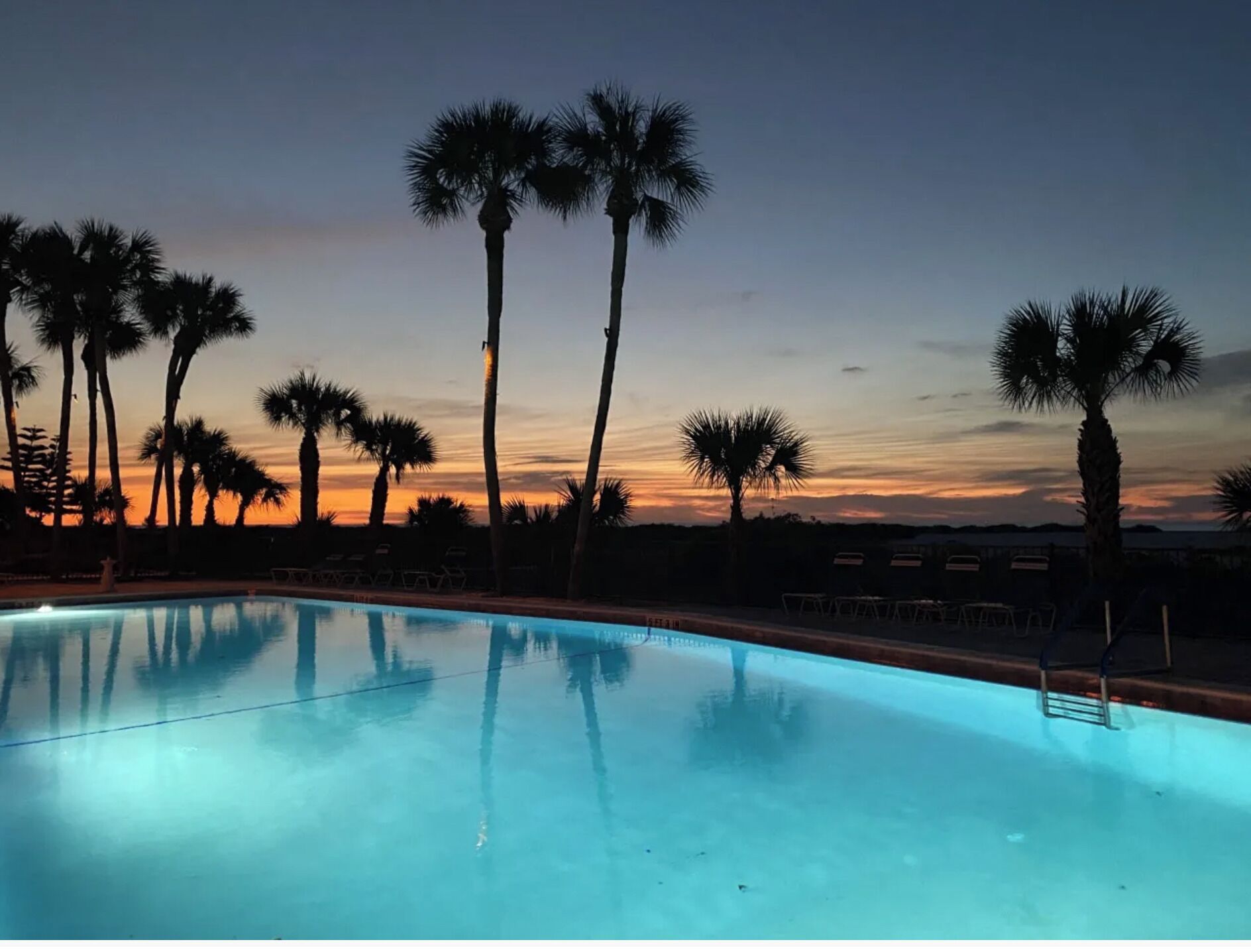 Utendørsbasseng og et oppvarmet basseng