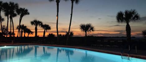 Utendørsbasseng og et oppvarmet basseng