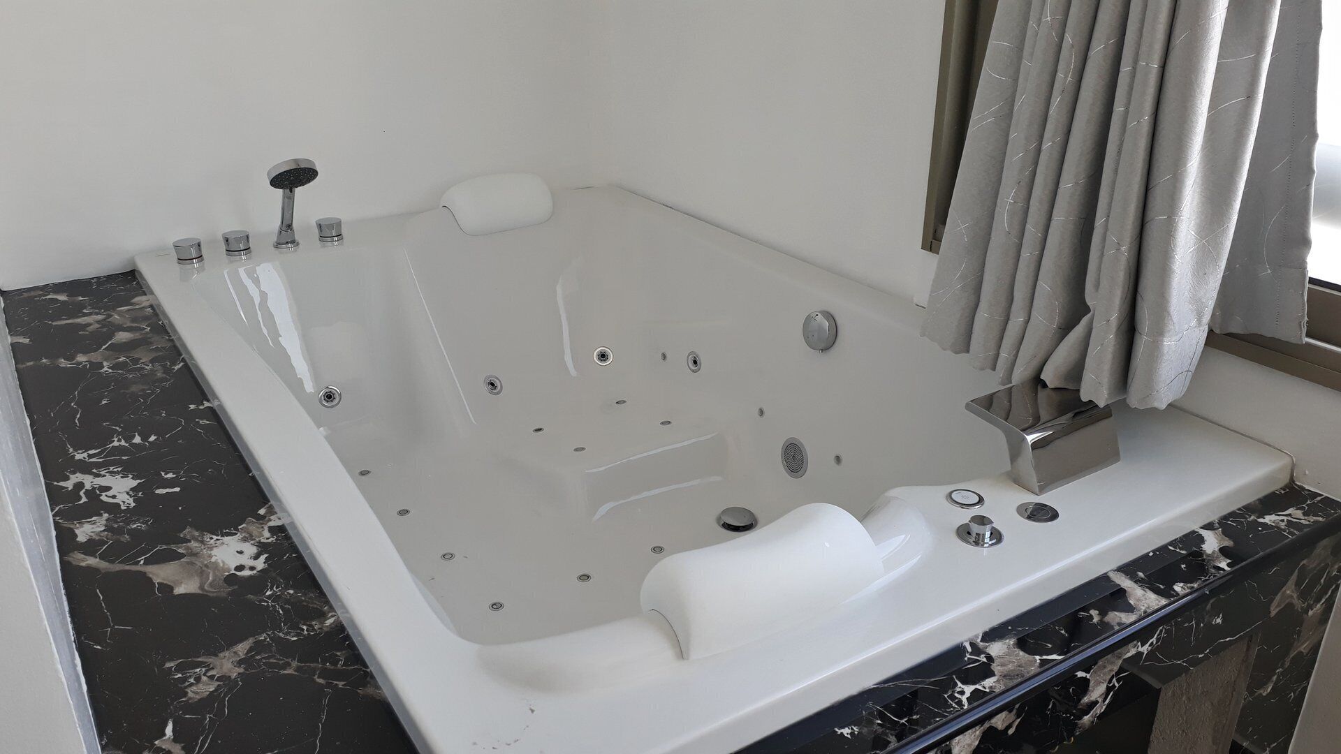 Dusj, boblebad, hårføner og håndklær