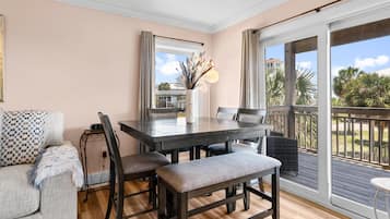 House, Ocean View | In-room dining