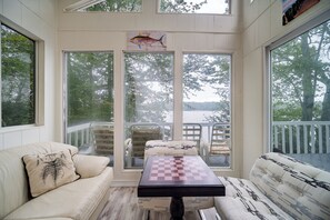 テレビ、暖炉、テーブルサッカー台、卓球台