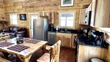 Cabin, Private Bathroom, Mountain View (Little Bear Cabin) | Lounge