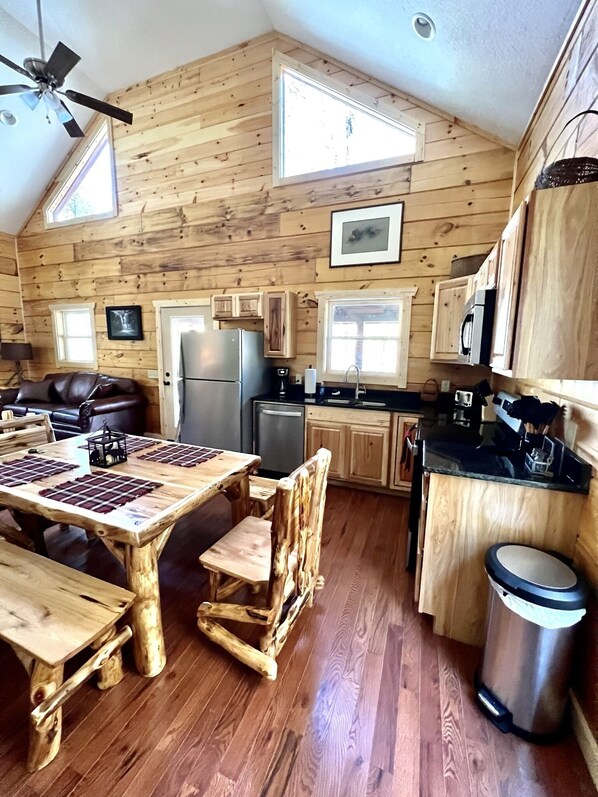 Chalet rustique, salle de bain privée, vue sur la montagne (Little Bear Cabin) | Bar-salon