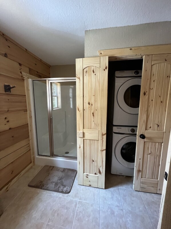 Cabaña, baño privado, vista a la montaña (Little Bear Cabin) | Baño