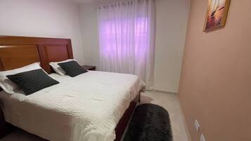 3 habitaciones, tabla de planchar con plancha, wifi y ropa de cama